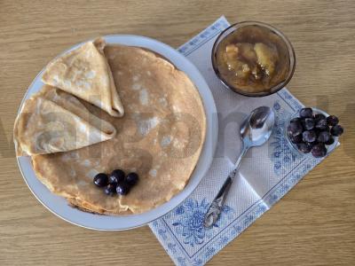 Blynai ant kefyro su soda ir augaliniu aliejumi pagrindine nuotrauka