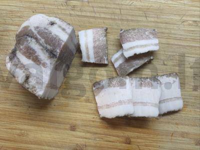 Kiaušinienė su šonine, svogūnais ir pomidorais Žingsnis 1