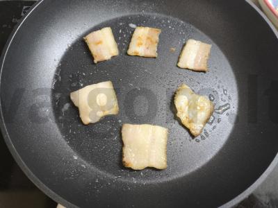 Kiaušinienė su šonine, svogūnais ir pomidorais Žingsnis 2