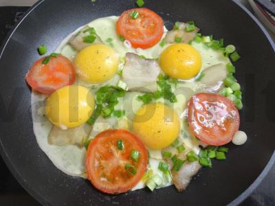 Kiaušinienė su šonine, svogūnais ir pomidorais Žingsnis 4