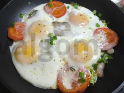 Kiaušinienė su šonine, svogūnais ir pomidorais Žingsnis 5