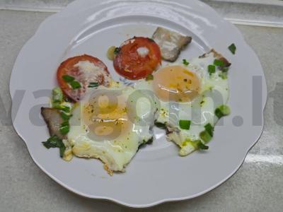 Kiaušinienė su šonine, svogūnais ir pomidorais pagrindine nuotrauka