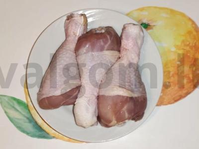 Vištienos blauzdelės pomidorų padaže Žingsnis 1