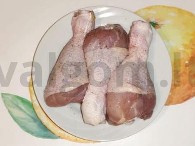 Vištienos blauzdelės pomidorų padaže Žingsnis 2