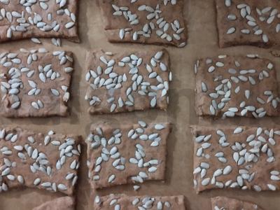 Vegetariški pomidorų sausainiai su saulėgrąžų sėklomis, baziliku ir kalendra Žingsnis 6