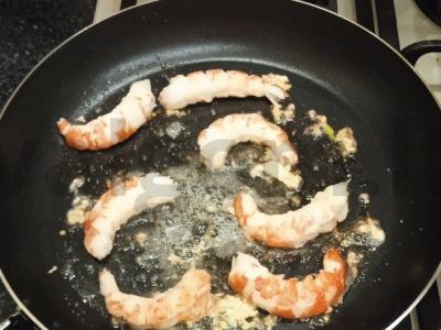 Salotas su langustinomis ir vyšniniais pomidorais Žingsnis 3