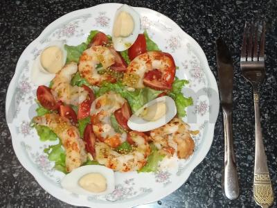 Salotas su langustinomis ir vyšniniais pomidorais pagrindine nuotrauka