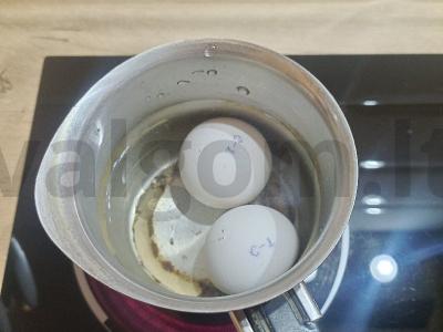 Salotas su kiaušiniu ir žaliais žirneliais Žingsnis 1