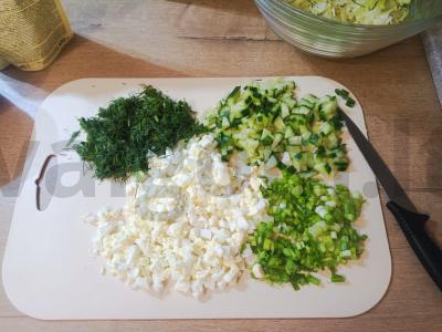 Salotas su kiaušiniu ir žaliais žirneliais Žingsnis 3