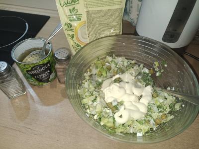 Salotas su kiaušiniu ir žaliais žirneliais Žingsnis 5