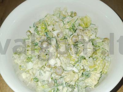 Salotas su kiaušiniu ir žaliais žirneliais pagrindine nuotrauka