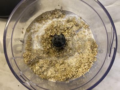 Kvinoos blyneliai su varškės sluoksniu Žingsnis 2