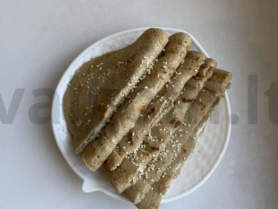 Kvinoos blyneliai su varškės sluoksniu pagrindine nuotrauka