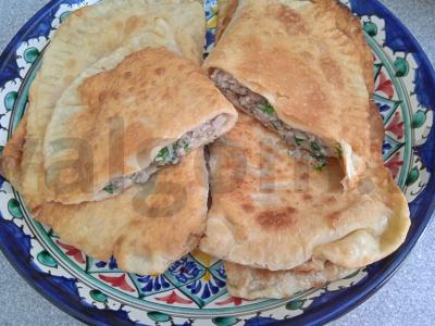 Čeburekai su naminiu faršu ir žolelėmis pagrindine nuotrauka