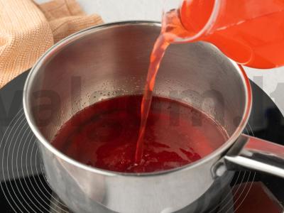 Tortas su uogų želė ir rožių žiedlapiais Žingsnis 4