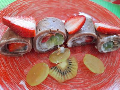 Blynų ritinys su braškėmis pagrindine nuotrauka