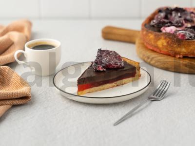 Tortas su uogų želė ir rožių žiedlapiais pagrindine nuotrauka