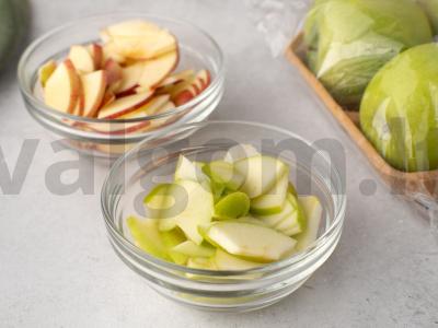 Salotas su obuoliu, spanguolėmis ir lazdyno riešutais Žingsnis 4