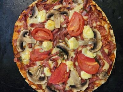 Gurmaniška pica su pievagrybiais pagrindine nuotrauka