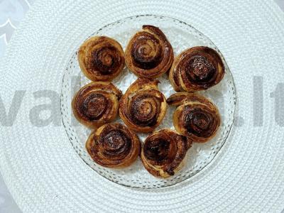 Švelnūs cinamoniniai bandelės iš sluoksniuoto tešlos pagrindine nuotrauka