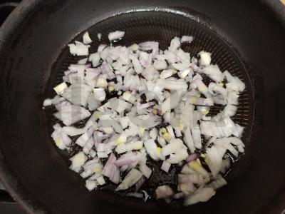 Vištienos kepenėlės su svogūnais, morkomis ir česnaku keptuvėje Žingsnis 1