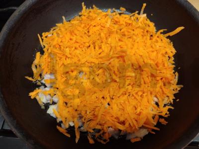 Vištienos kepenėlės su svogūnais, morkomis ir česnaku keptuvėje Žingsnis 2