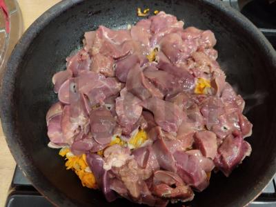 Vištienos kepenėlės su svogūnais, morkomis ir česnaku keptuvėje Žingsnis 3