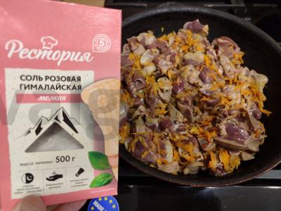 Vištienos kepenėlės su svogūnais, morkomis ir česnaku keptuvėje Žingsnis 4