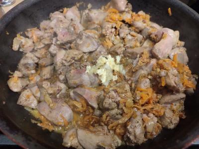 Vištienos kepenėlės su svogūnais, morkomis ir česnaku keptuvėje Žingsnis 7