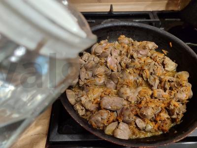 Vištienos kepenėlės su svogūnais, morkomis ir česnaku keptuvėje Žingsnis 8