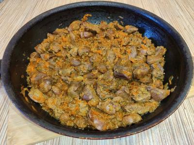 Vištienos kepenėlės su svogūnais, morkomis ir česnaku keptuvėje Žingsnis 9