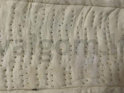 Sluoksniuota tešla su šaldytomis avietėmis Žingsnis 2