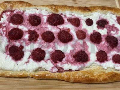 Sluoksniuota tešla su šaldytomis avietėmis pagrindine nuotrauka