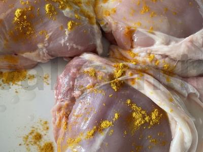 Orkaitėje kepti vištienos šlaunelės su ciberžole apelsinų sultyse Žingsnis 2