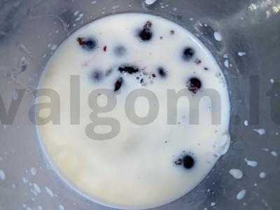 Ryžių dribsnių ir juodųjų serbentų smoothie Žingsnis 2