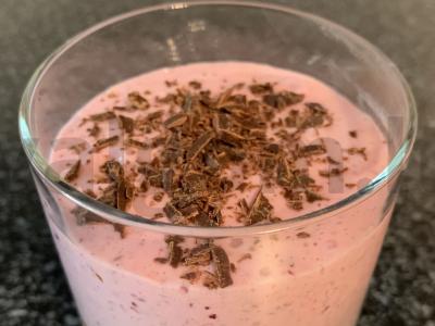 Ryžių dribsnių ir juodųjų serbentų smoothie pagrindine nuotrauka