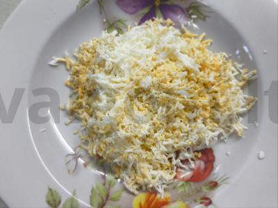 Užkandžių ritinėliai su kiaušiniu, sūriu ir česnaku Žingsnis 1