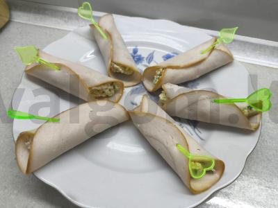 Užkandžių ritinėliai su kiaušiniu, sūriu ir česnaku pagrindine nuotrauka