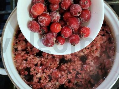 Nuostabus kompotas su šermukšniu, avietėmis ir juodosiomis serbentėmis Žingsnis 2