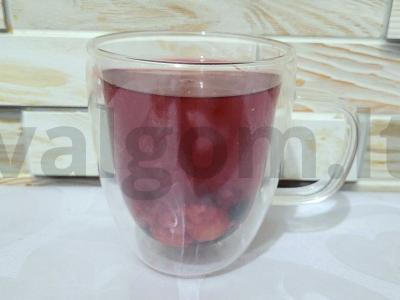 Nuostabus kompotas su šermukšniu, avietėmis ir juodosiomis serbentėmis pagrindine nuotrauka