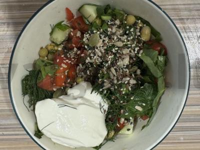 Daržovių salotas su žaliais žirneliais ir rūgštynėmis pagrindine nuotrauka