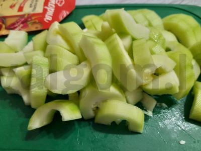 Troškintas cukinijas su faršu ir grietinės padažu Žingsnis 2