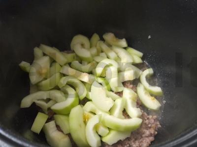 Troškintas cukinijas su faršu ir grietinės padažu Žingsnis 4