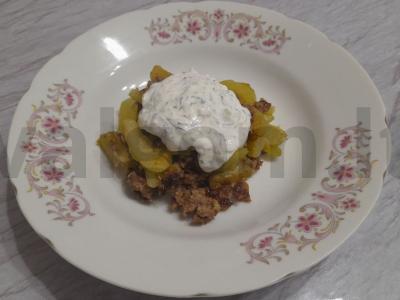 Troškintas cukinijas su faršu ir grietinės padažu pagrindine nuotrauka