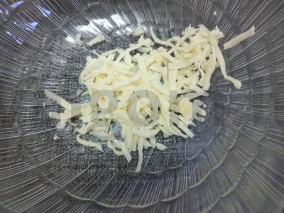 Salotas su ananasais, kukurūzais ir sūriu Žingsnis 1