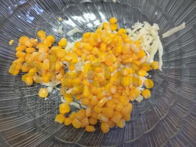 Salotas su ananasais, kukurūzais ir sūriu Žingsnis 2