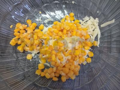 Salotas su ananasais, kukurūzais ir sūriu Žingsnis 3