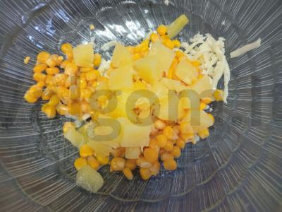Salotas su ananasais, kukurūzais ir sūriu Žingsnis 4
