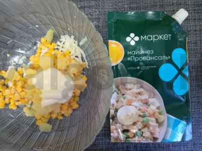 Salotas su ananasais, kukurūzais ir sūriu Žingsnis 5