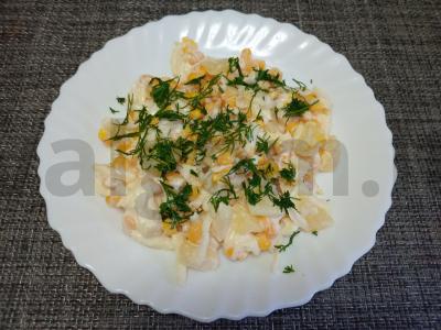 Salotas su ananasais, kukurūzais ir sūriu pagrindine nuotrauka